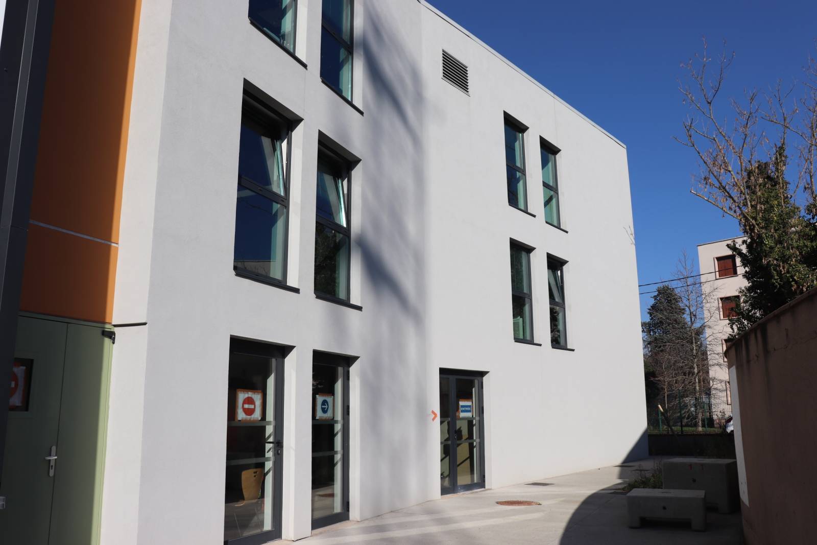 Pose d'une isolation ITE avec enduit pour des bâtiments professionnels à TOULOUSE (31)