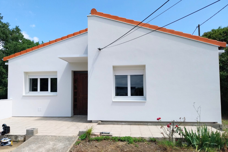 Chantier et travaux d'isolation thermique par l'extérieur sur une maison de plain pied à Cornebarrieu 31700